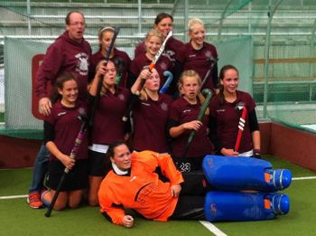 Siegerfoto: die Mädchen des Karl-Rehbein-Gymnasium Hanau gewinnen das Finale im Wettbewerb JtfO 2013 in Berlin!